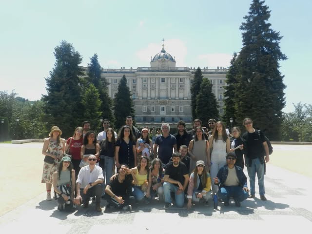 Membros do Orfeon em passeio, de roupa informal, reunidos num jardim