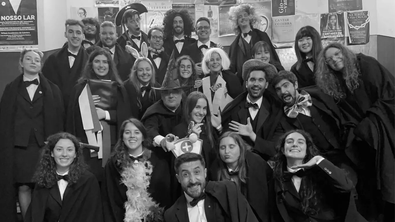 Membros do Orfeon de traje académico a fazer caretas para a fotografia