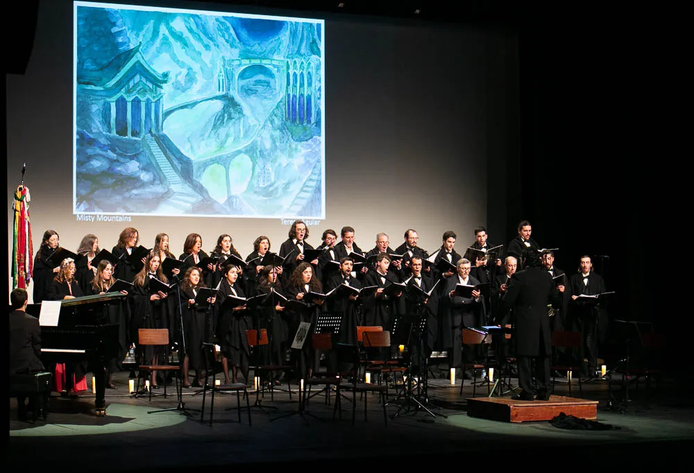 O Orfeon em concerto, com o maestro à frente do coro